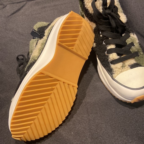 Steve Madden super fun high tops - Picture 2 of 3